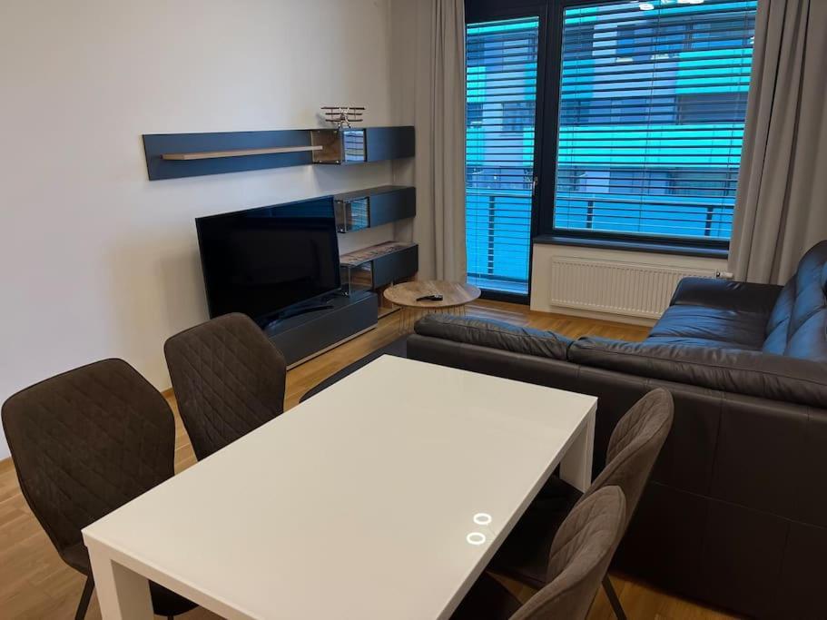 Apartman Holesovice,Balkon,Garaz Praga Esterno foto
