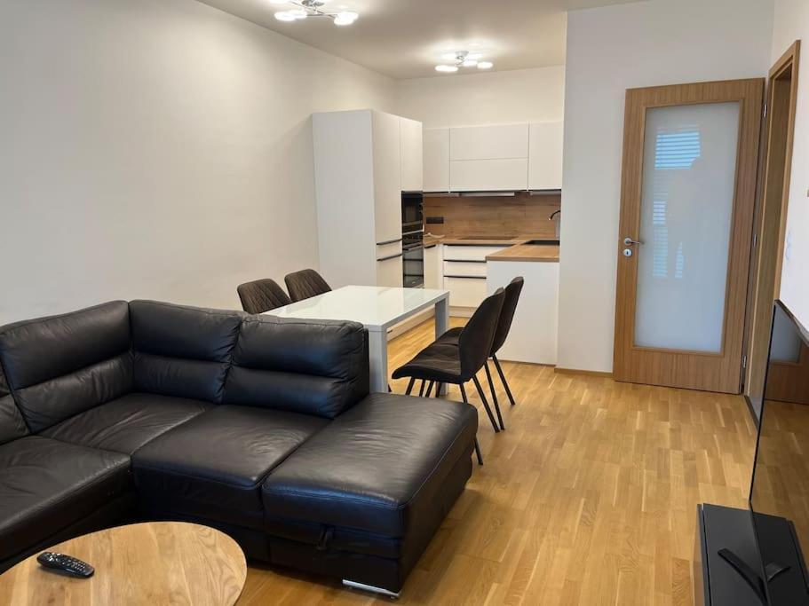 Apartman Holesovice,Balkon,Garaz Praga Esterno foto