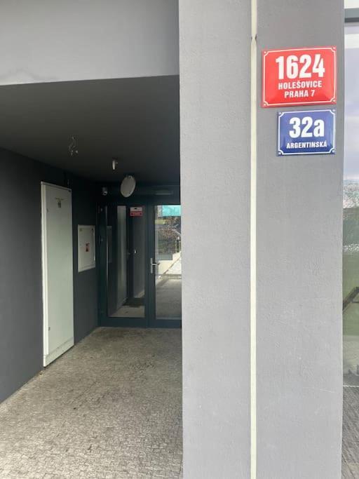 Apartman Holesovice,Balkon,Garaz Praga Esterno foto